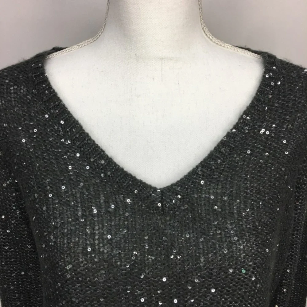 Apt 9 Gray Knitted Vneck Sweater w Silver Sequin‎